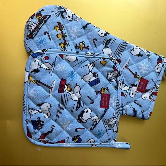 NWOT! PEANUTS SNOOPY CHRISTMAS OVEN MITT AND POTHOLDER SET. - Picture 6 of 7